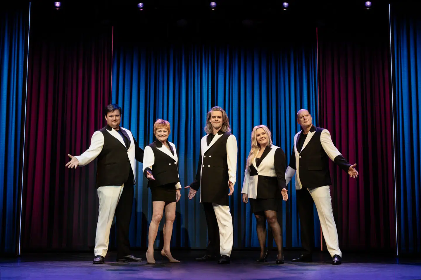Nicolai Jørgensen, Lisbet Dahl, Carsten Svendsen, Linda P og Andreas Bo er de umage stjerner i den genopstandne Tivolirevyen.