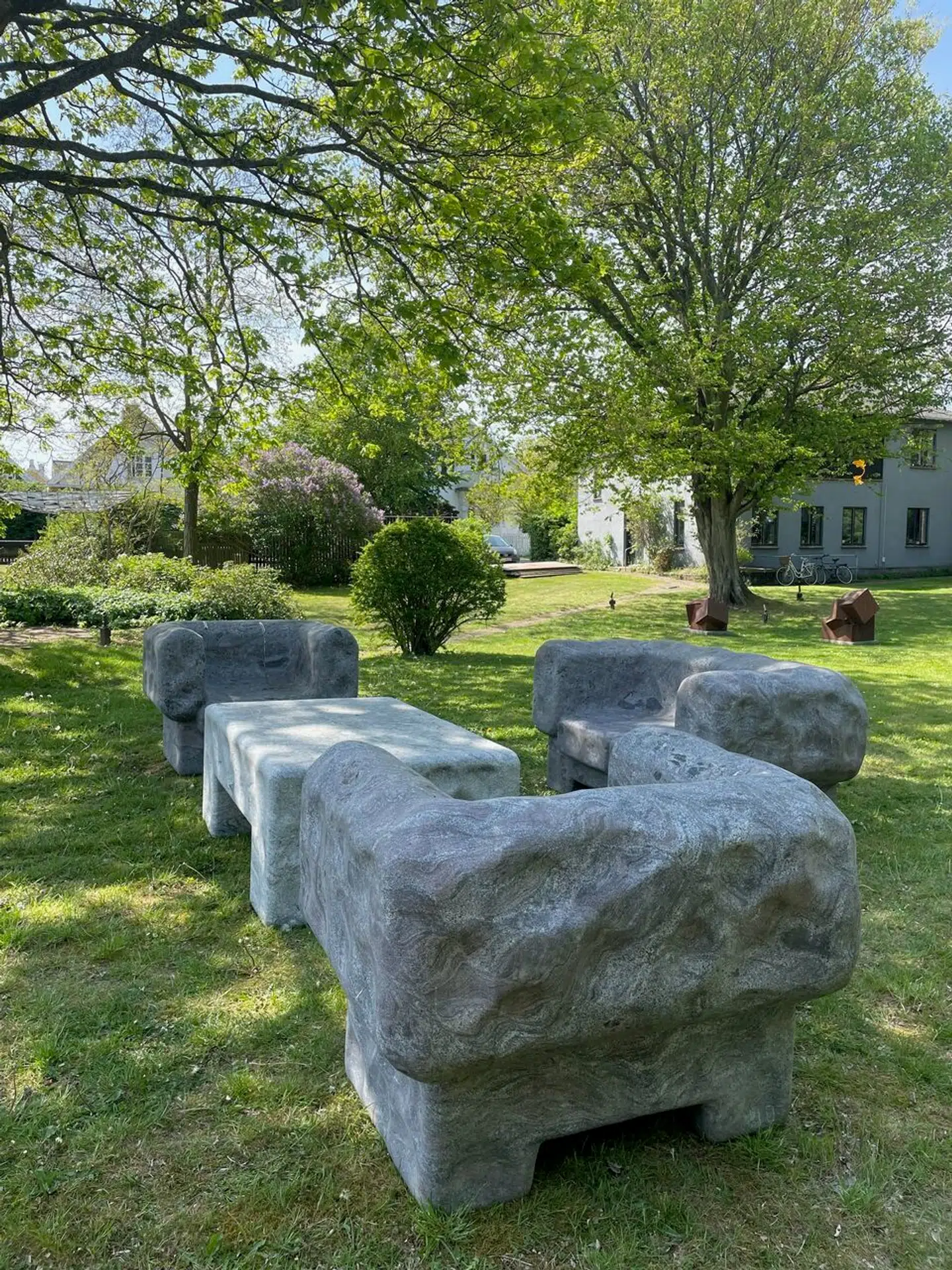 Allerede nu kan man opleve kunst på museumsgrunden, hvor der udstilles en række skulpturer.