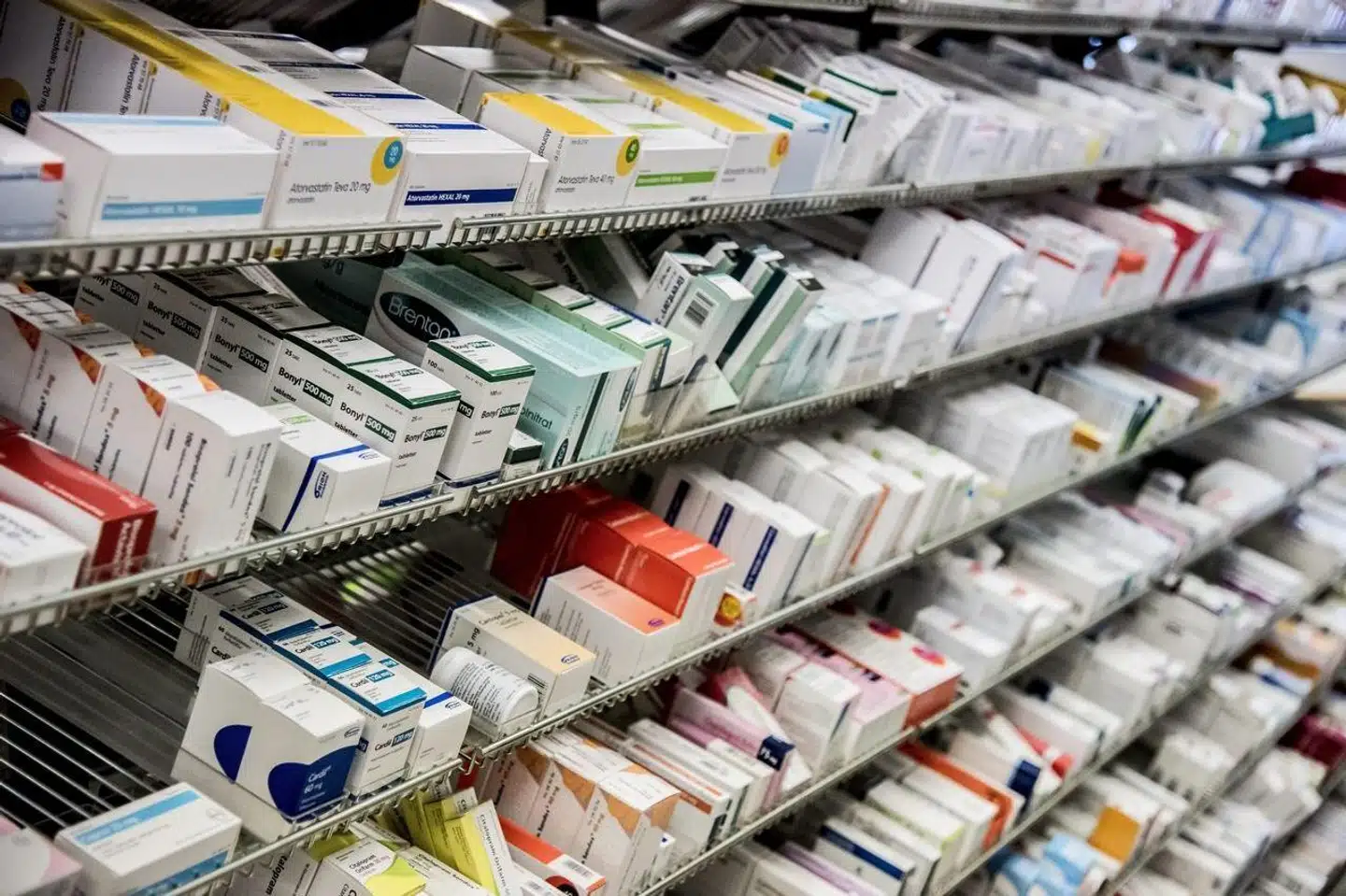 »Udviklingen af ny antibiotika går for langsomt. Derfor bør hovedstrategien være at nedbringe forbruget af antibiotika og sikre god hygiejne,« skriver Marco Bo Hansen, Anders Miki Bojesen og Hans Jørn Kolmos.