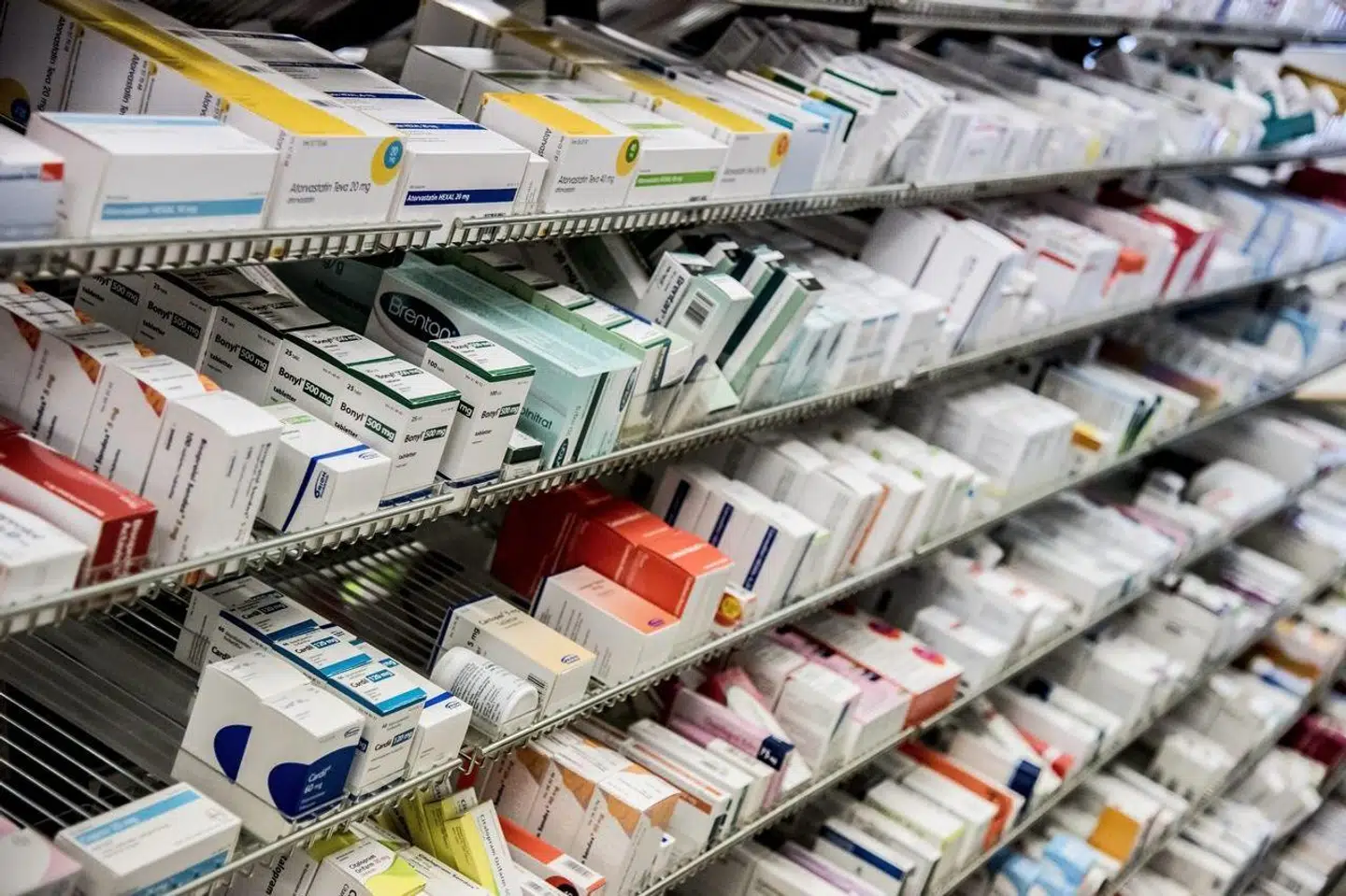 »Udviklingen af ny antibiotika går for langsomt. Derfor bør hovedstrategien være at nedbringe forbruget af antibiotika og sikre god hygiejne,« skriver Marco Bo Hansen, Anders Miki Bojesen og Hans Jørn Kolmos.