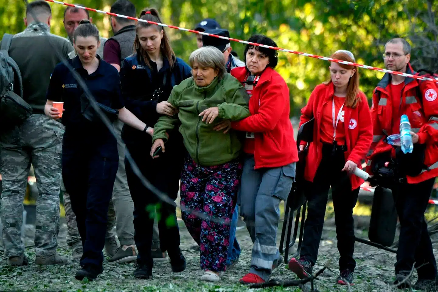 Nødhjælpspersonale hjælper en ukrainsk bedstemor, som natten til torsdag mistede sin datter og sit niårige barnebarn, der ikke kunne få adgang til et beskyttelsesrum under et russisk missilangreb over Kyiv.