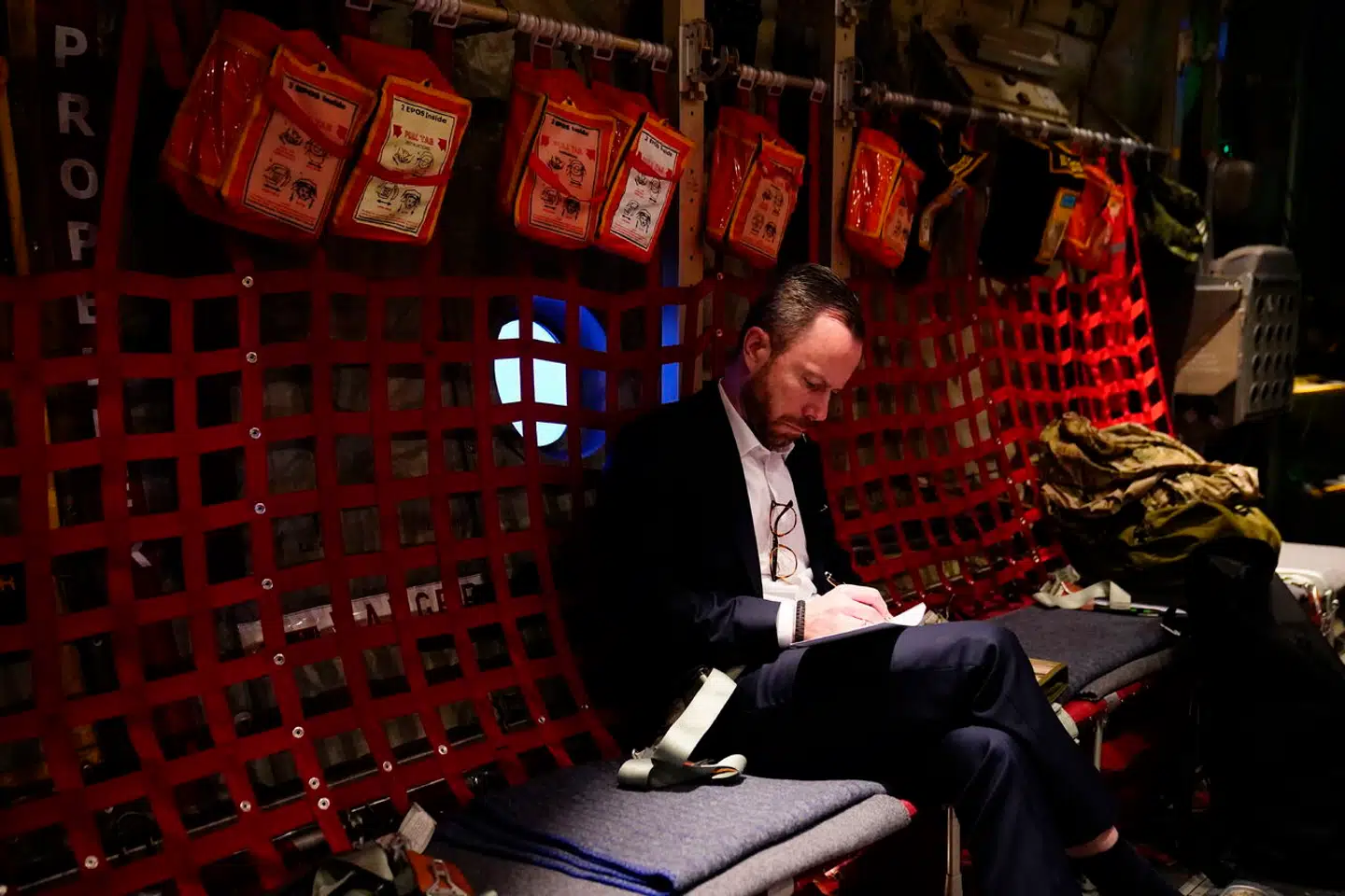 Forsvarsminister Jakob Ellemann-Jensen (V) i C-130 Hercules på vej til Estland 26. januar 2023, da medlemmer af Finansudvalget blev oplyst om, at de skulle hastegodkende Elbit-indkøbet.