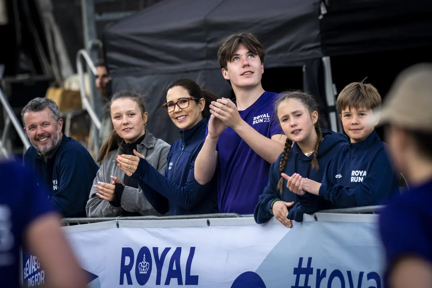 »Allerede efter et par minutters tv-dækning af Kongeløbet var jeg så mæt af klicheer og den fantastiske, verbale nøjsomhed fra glade løbere og entusiastiske reportere, at jeg greb ud efter fjernbetjeningen,« skriver Torben Steno.