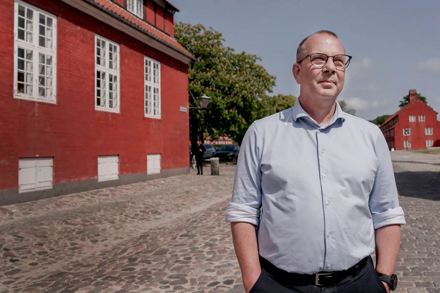 Thomas H. Beck er cand.theol. fra Aarhus Universitet og har siden 1994 været sognepræst. Han har sideløbende været feltpræst og har flere gange været udsendt til Afghanistan og Irak. Siden 2011 har han været hærprovst og sognepræst i Kastelskirken.