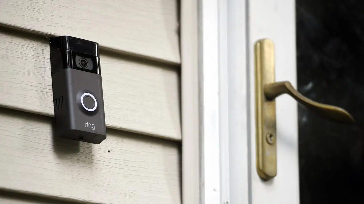 Denne elektriske ringeklokke »Ring« har indbygget videoovervågningskamera. »Ring«-udstyr er blevet misbrugt af Amazon-ansatte til blandt andet at belure kvindelige kunder.