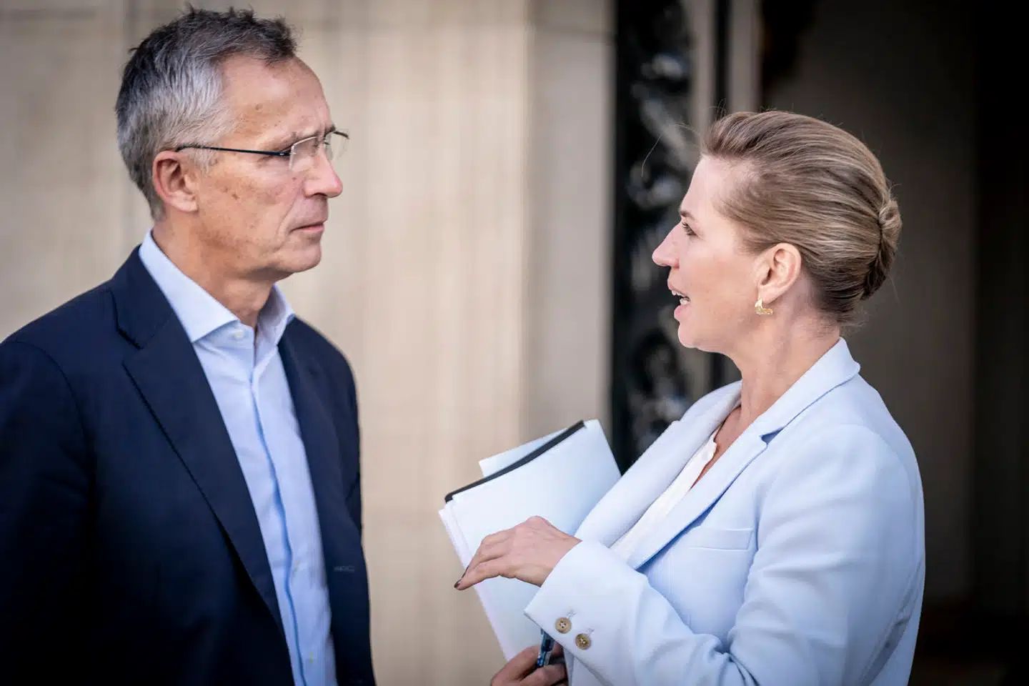 Netop forsvars- og sikkerhedspolitikken er et område, hvor Mette Frederiksen i begge sine regeringsperioder indiskutabelt har gjort det fremragende, skriver Tom Jensen i denne leder. Her mødes statsministeren med NATOs generalsekretær, Jens Stoltenberg, i Bruxelles 1. oktober 2022.