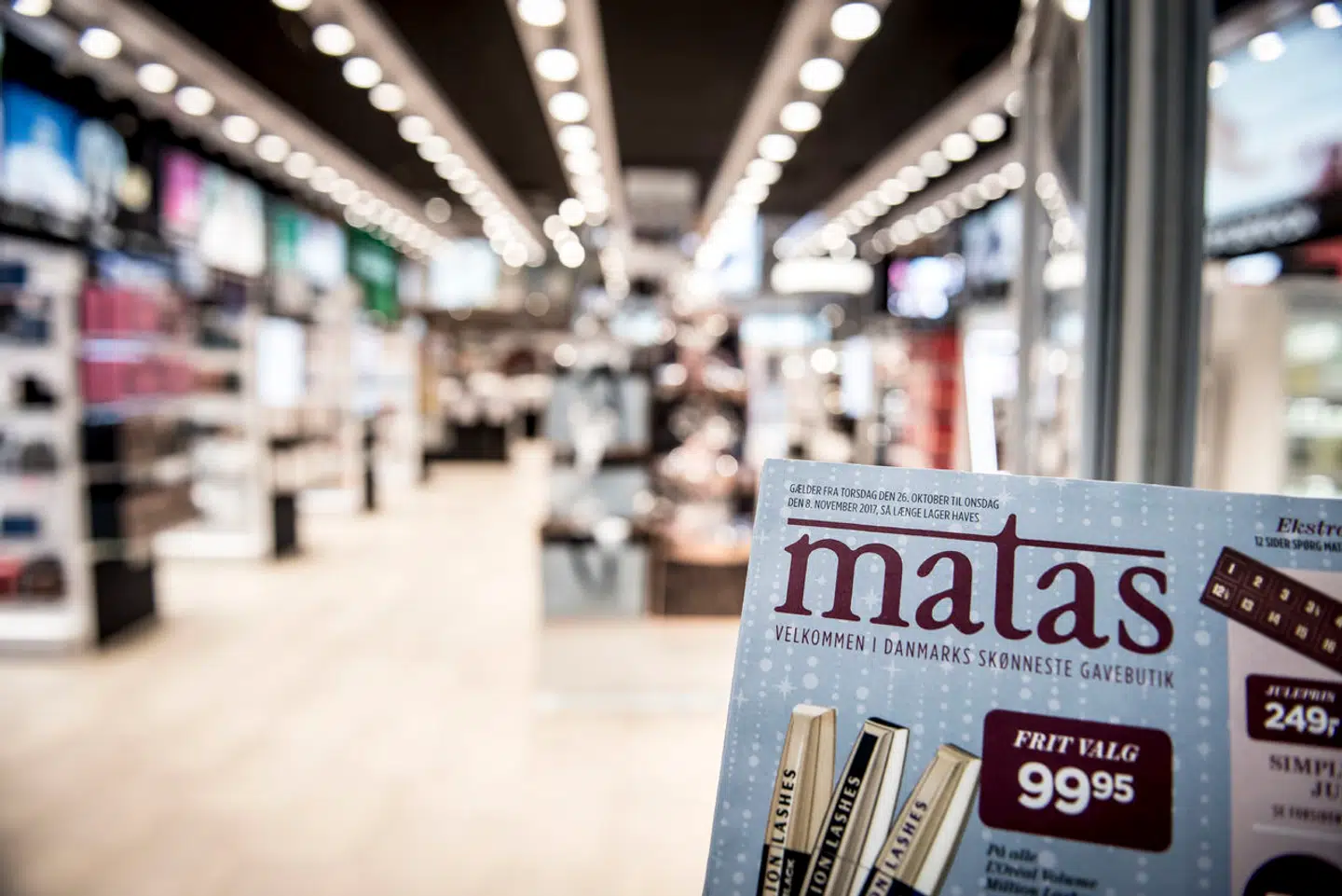 (ARKIV) Matas i shoppingcenteret Fields i København, onsdag den 7. november 2017. Coronapandemien har fået flere til at købe mundbind og håndsprit, og det har hjulpet Matas' salg godt på vej det seneste år. Derudover har rejserestriktionerne gjort, at folk, der normalt ville have købt en parfume med i lufthavnen, i stedet har gjort deres køb hos Matas og især på selskabets webshop. Det kan ses i selskabets regnskab for det forskudte regnskabsår 2020/2021. Det skriver Ritzau, torsdag den 27. maj 2021.. (Foto: Mads Claus Rasmussen/Ritzau Scanpix)