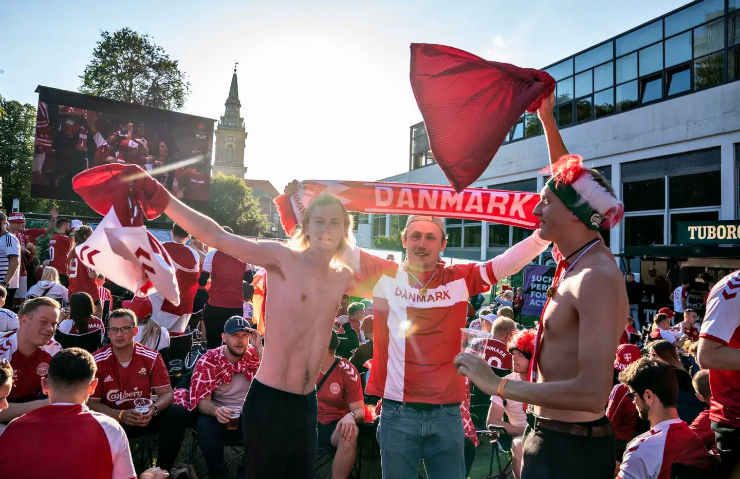 »Vi kan jo godt! Bare tænk på alle de gange, hvor Dannebrog har prydet altaner, hvor både danske etniske og minoritetsetniske personer har klædt sig i rødt og hvidt, mødtes foran storskærme, råbt »Danmark« uden at skamme sig. I de øjeblikke er nationalfølelsen overvældende og smuk.«