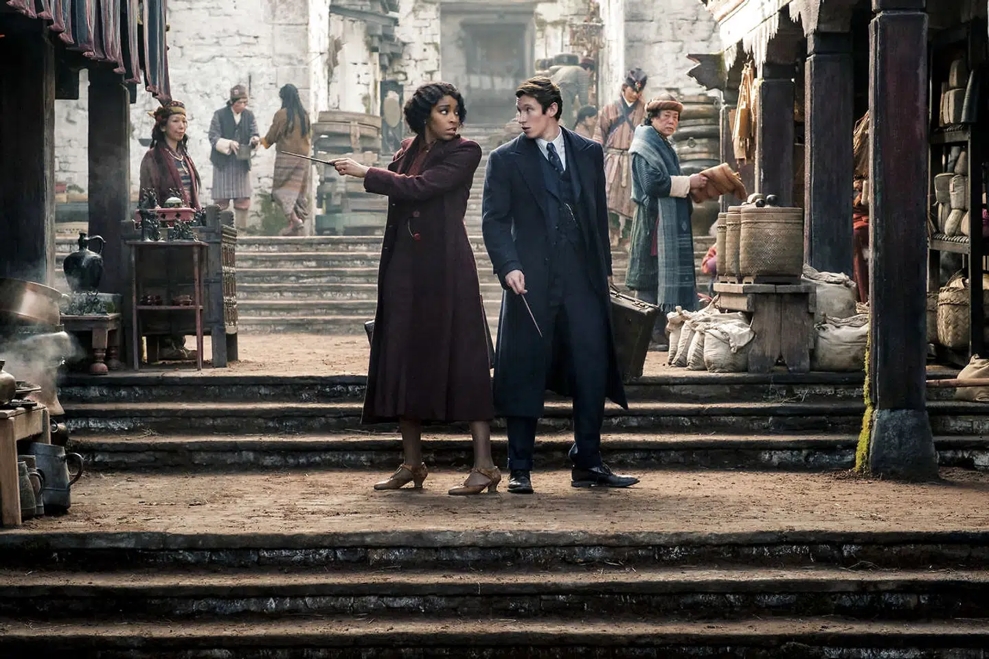 Jessica Williams som Eulalie »Lally« Hicks og Callum Turner som Theseus Scamander i »Fantastiske Skabninger: Dumbledores hemmeligheder«, der bygger videre på Harry Potter-filmene.