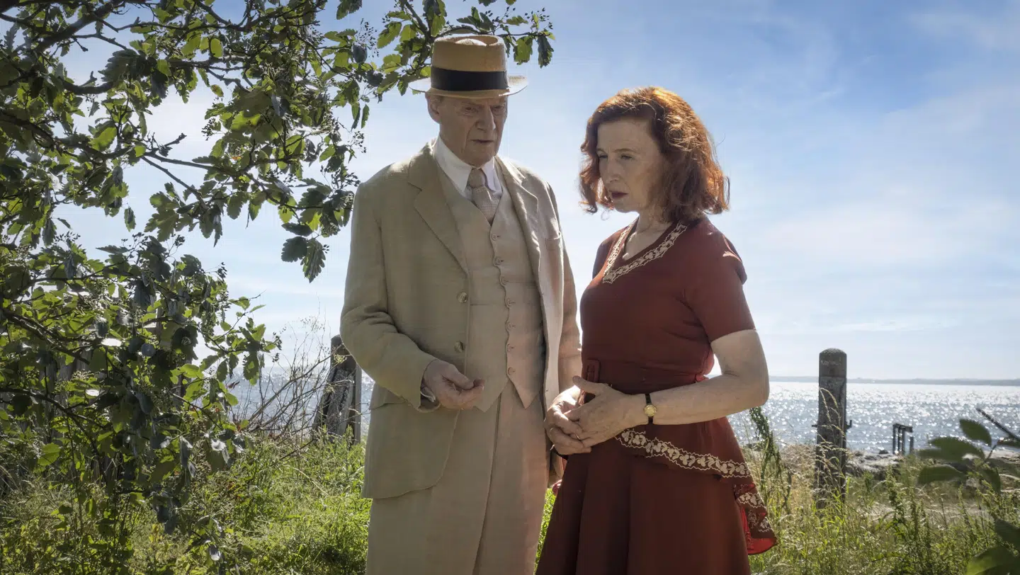 Jesper Christensen spiller værnemageren Karl Skov med nuancer og dramatik, og Bodil Jørgensen er hans hustru, Eva, der tager et opgør med sin mand. Begge spiller strålende.