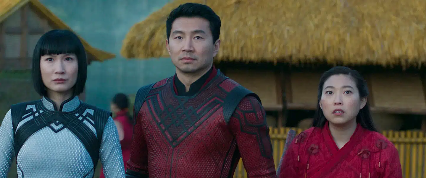 Komikeren, skuespilleren og rapperen Awkwafina (th.) leverer filmens sjoveste replikker – med bravour.