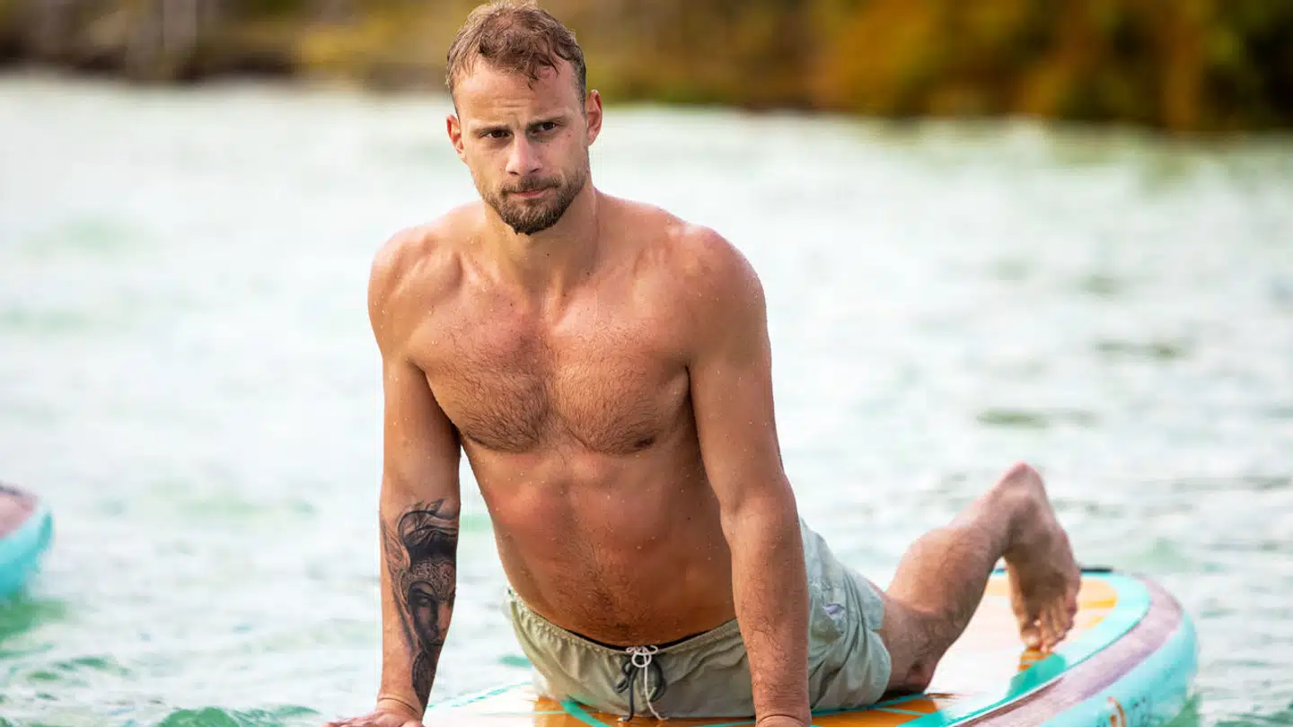 Det er virkelig ikke til at forstå, at TV 2 har valgt et pressebillede af fitnessinstruktøren Kasper. Det er nok, fordi han er dygtig til at lave yoga på et paddleboard.