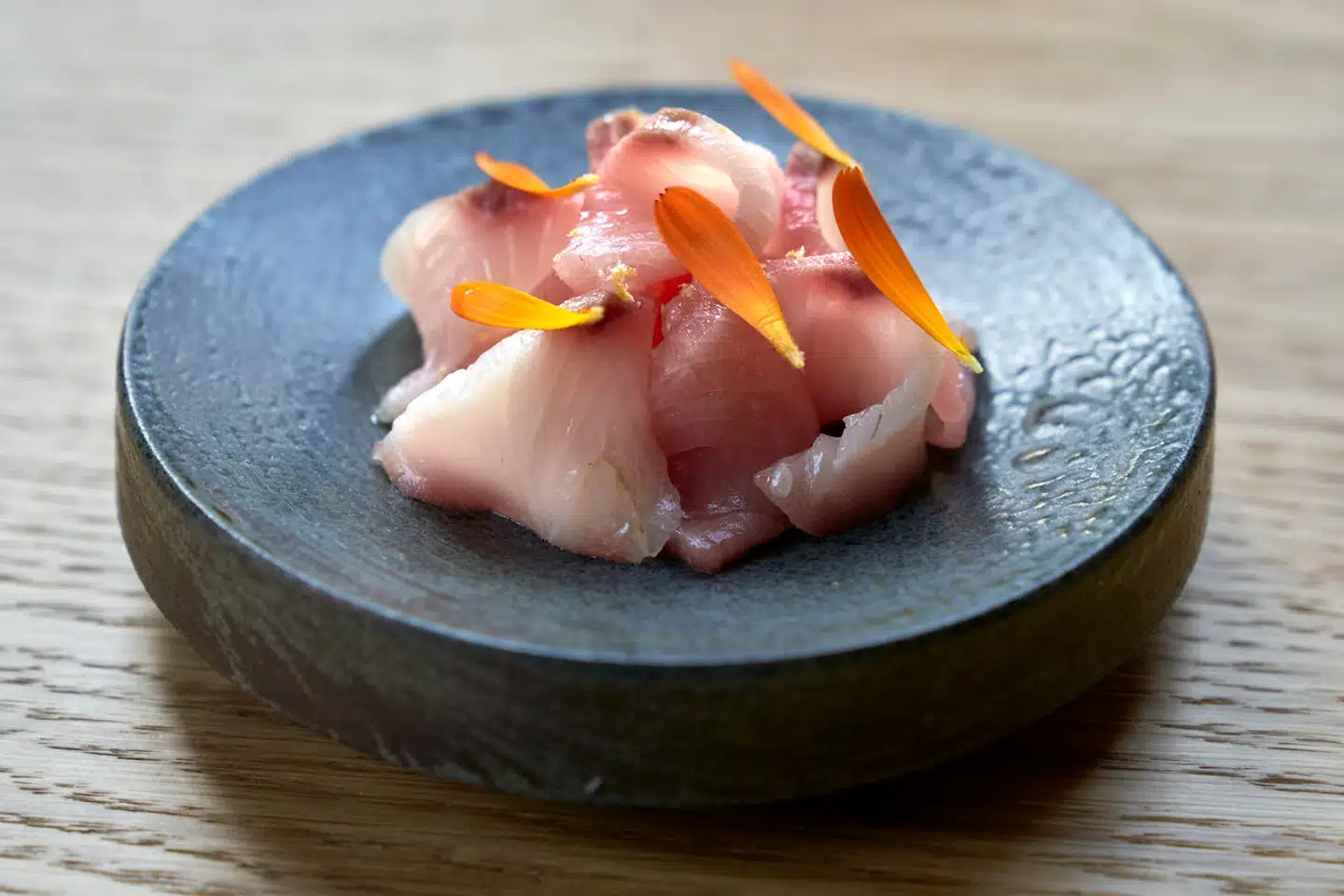 Rødfisk på snebævresvamp med en emulsion på pistacienødder fra området nær Etna på køkkenchef Gabriele Rizzos hjemø, Sicilien.