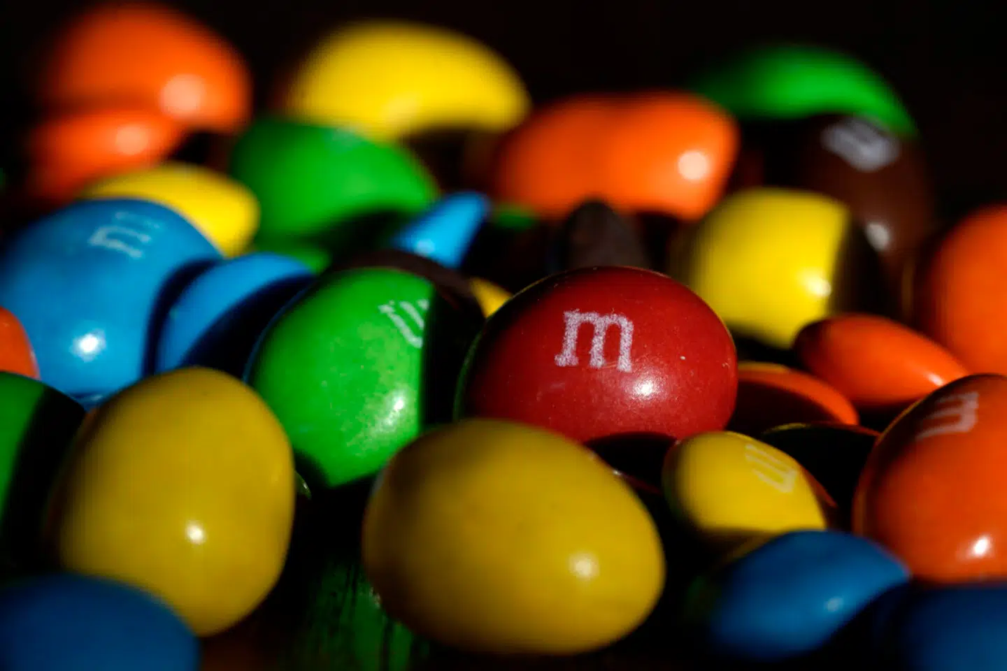 Deltagerne i forsøgene blev blandt andet præsenteret for billeder af chokoladepastillerne M&Ms og spurgt om deres appetit før og efter at have set billederne. Arkivfoto: Charlie Riedel/Ritzau Scanpix