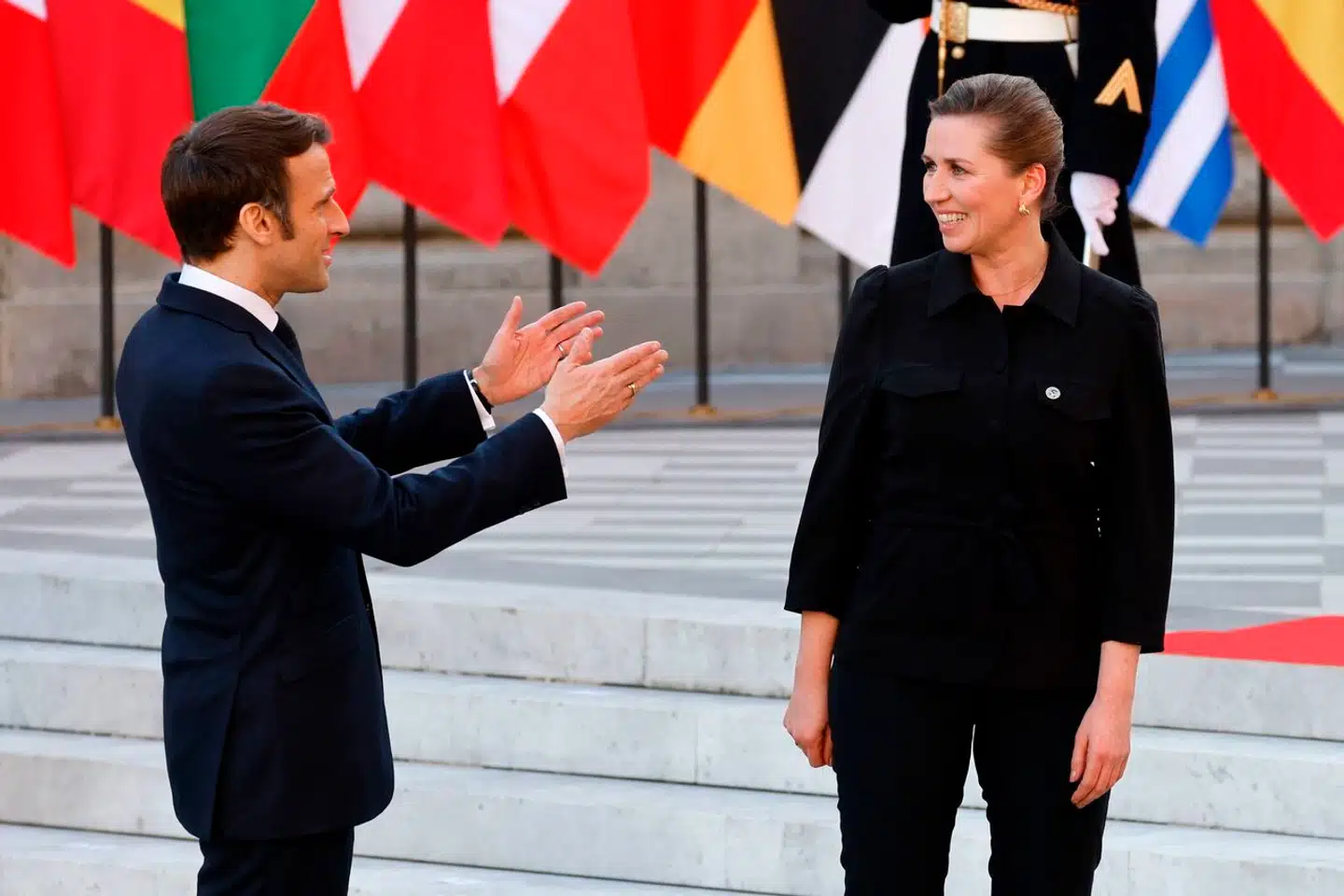 Fra præsident Emmanuel Macrons centrumsorienterede regeringsparti over de konservative til den yderste højrefløj. Alle rækker de ud efter Mette Frederiksen, og selv på den franske venstrefløj lyder der anerkendende ord om statsministerens stramme, socialdemokratiske udlændingepolitik.