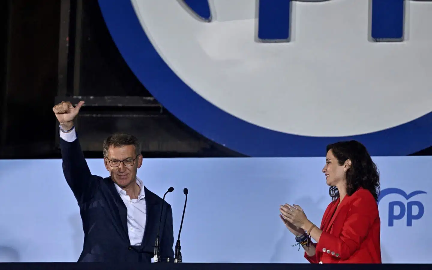 Den konservative leder Alberto Nunez Feijoo fejrer søndagens knusende valgsejr flankeret af Madrid-regionens polemiske præsident Isabel Díaz Ayuso.