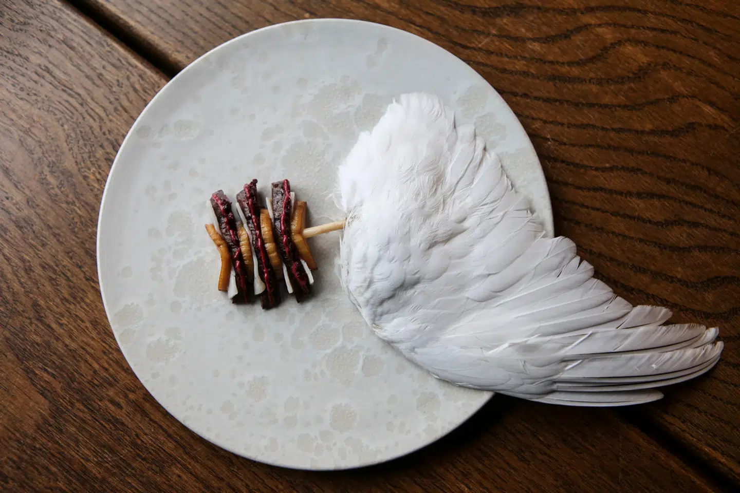 Grillspyd med fjeldrype, svampe og rensdyrspæk. Fuglen, som skifter farve i løbet af året, er skudt om vinteren, hvor den er smukt hvid.Retten serveres også i filmen om »Koks« på Grønland.