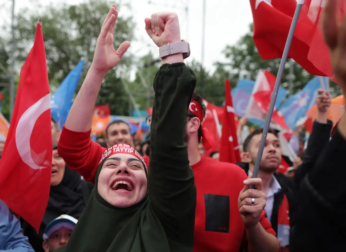 Støttere af præsident Recep Tayyip Erdogan tog allerede tidligt på aftenen forskud på glæderne.