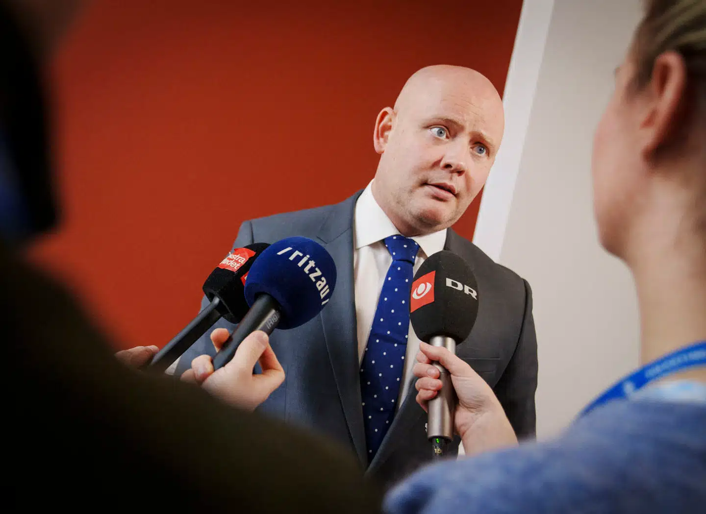 »Jeg synes, at det er en vigtig overvejelse at sørge for, at ens børn får et sundt forhold til det at læse fra en tidlig alder,« siger kulturminister Jakob Engel.Schmidt i kølvandet på en ny rapport, som viser manglende læseglæde blandt danske skoleelever.