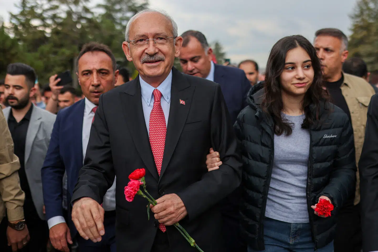 Kemal Kiliçdaroglu blev kendt som »Tyrkiets Joe Biden« – en liberal socialdemokrat, der skulle redde de tyrkiske statsinstitutioner fra undergang. Men i anden valgrunde har han skiftet markant strategi. På billedet besøger han Tyrkiets grundlægger, Kemal Atatürks, mausoleum.