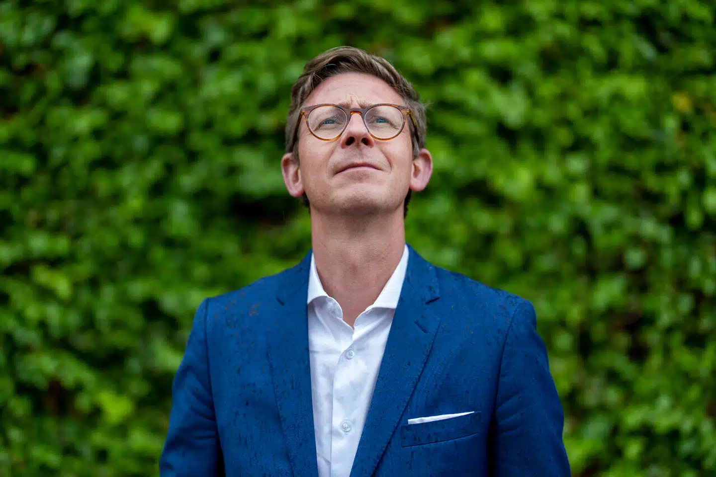 Mens tempoet stiger i dansk politik, bliver problemerne i samfundet stadig mere komplekse. Cocktailen er så usund, at det kan ende helt galt, medmindre vi træffer svære beslutninger, mener Karsten Lauritzen.