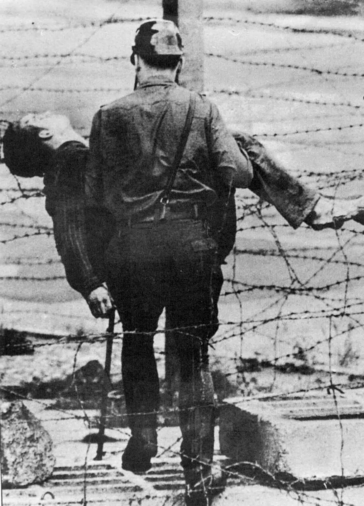 Virkeligheden, som ikke var spor »cool«: I august 1962 forsøgte den 18-årige Peter Flechter at flygte fra DDR til friheden i Berlin. DDR-grænsevagter skød ham, og i 45 minutter lå han i ingenmandsland og blødte ihjel. Derefter hentede en DDR-grænsevagt hans lig (billedet).