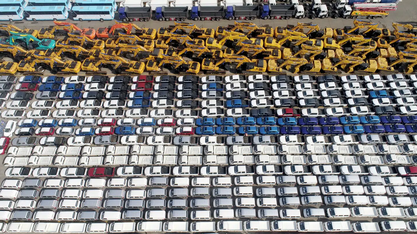 I 2022 var værdien af samhandlen mellem de afrikanske lande og Kina 282 millioner dollar. Det var 11 procent højere end året før, skriver det førende japanske finansmedie Nikkei. Afrikanske lande skylder samtidig kinesiske banker og investorer 73 milliarder dollar. Kinas aftryk på kontinentet er dermed enormt. På billedet fra juni 2022 er kinesiske køretøjer klar til afskibning fra Qingdao i Kina til det afrikanske marked.