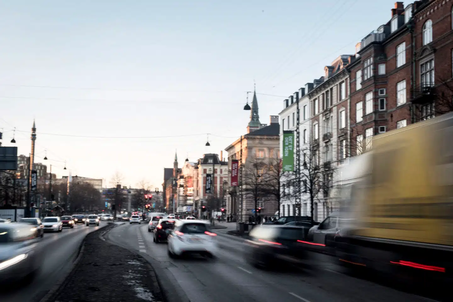 En ny kortlægning af luftforureningen i København viser, at det er særligt slemt på en række gader. Luftforurening er så skadeligt, at der er større chance for, at børn udvikler astma, hvis deres mødre er udsat for luftforurening under graviditeten, end hvis de ryger cigaretter, viser et nyt studie.