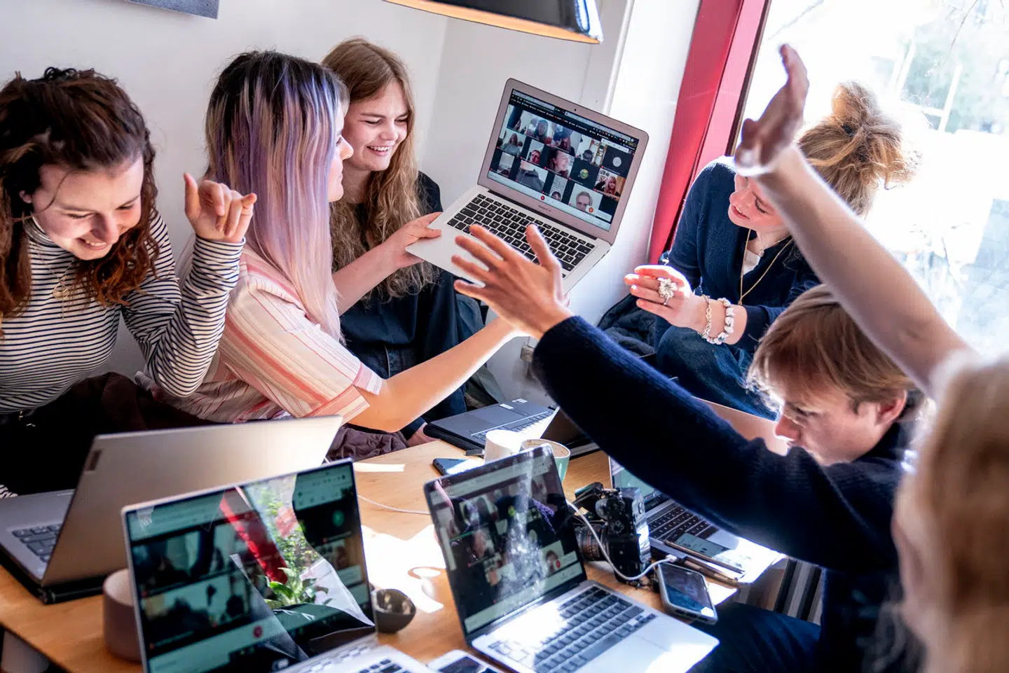 »Lærere og ledelser oplever et voksende ansvar for at hjælpe eleverne med at indgå i fællesskaber og åbne deres øjne for, at fællesskaberne faktisk kan bidrage positivt til deres trivsel,« skriver Henrik Nevers.