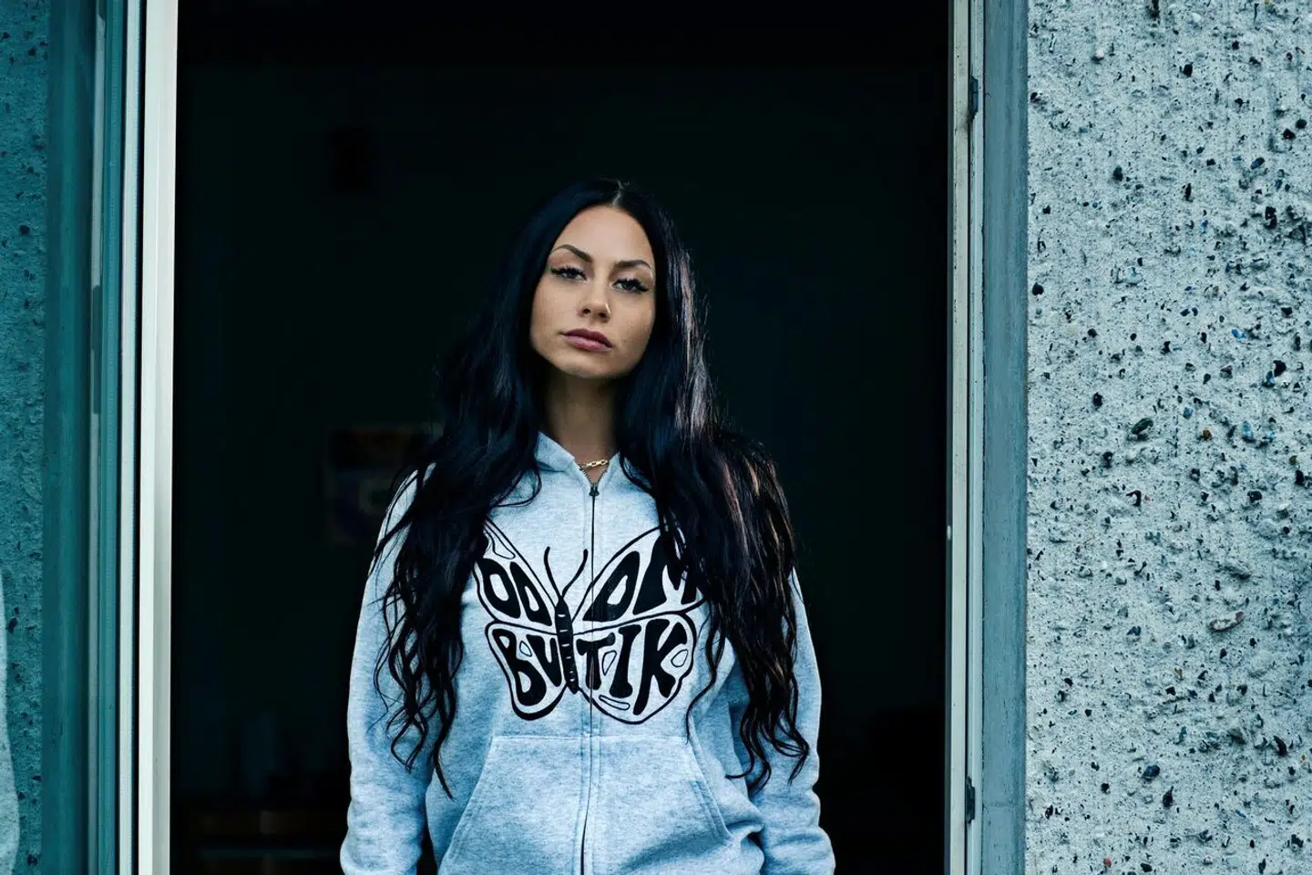 Det er fire år siden, Tessa fik sit gennembrud med singlen »Snakker For Meget«. Nu er hun endelig klar med debutalbummet »Tessas Hævn«.