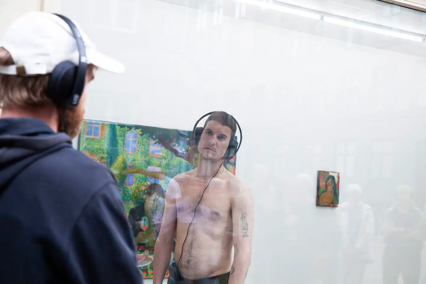 Caspar Eric holder blikket fast på den anderledes krop.