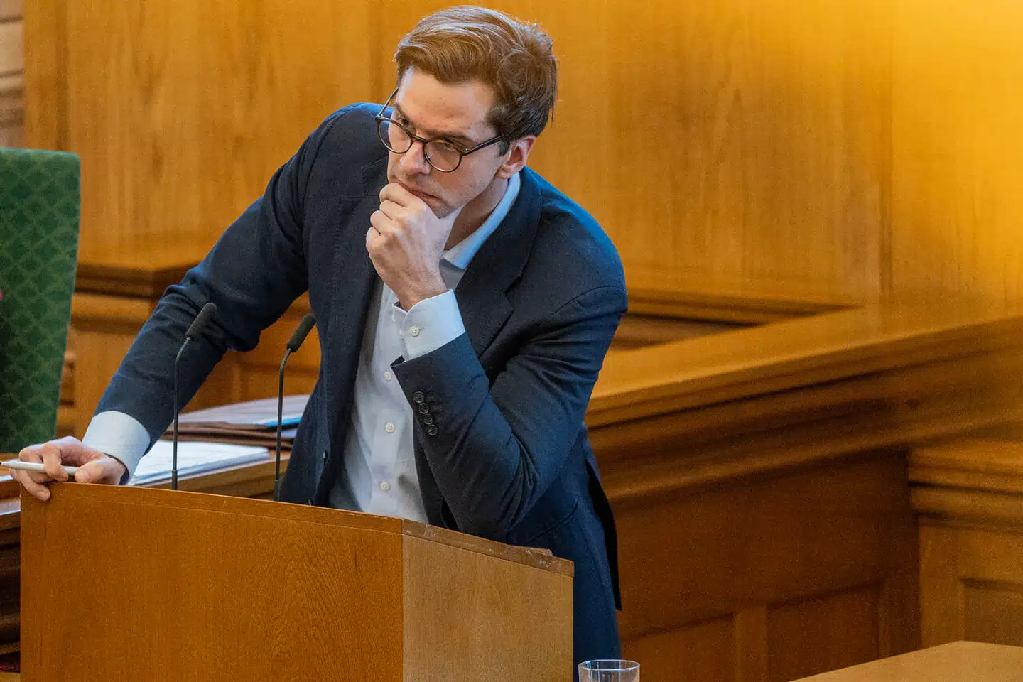 »Upti vupti, pludselig er det en reklame for Alex Vanopslaghs bog, du kan få lov til at overvære. For den nette sum af 99 kroner,« skriver Aminata Amanda Corr.