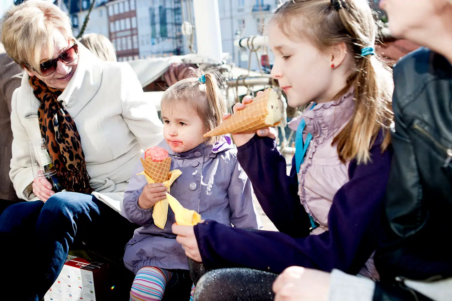 »Det kan vel ikke passe, at hele byen skal straffes kollektivt for de fås uhæmmede udskejelser?« skriver Tom Jensen i denne leder.