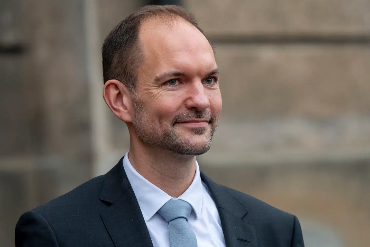 Skatteminister Jeppe Bruus (S), forklarer i et skriftligt svar til Jyllands-Posten, at man har indført et forsigtighedsprincip for at sikre, at boligejerne ikke lider under flere års fejlagtige ejendomsvurderinger.