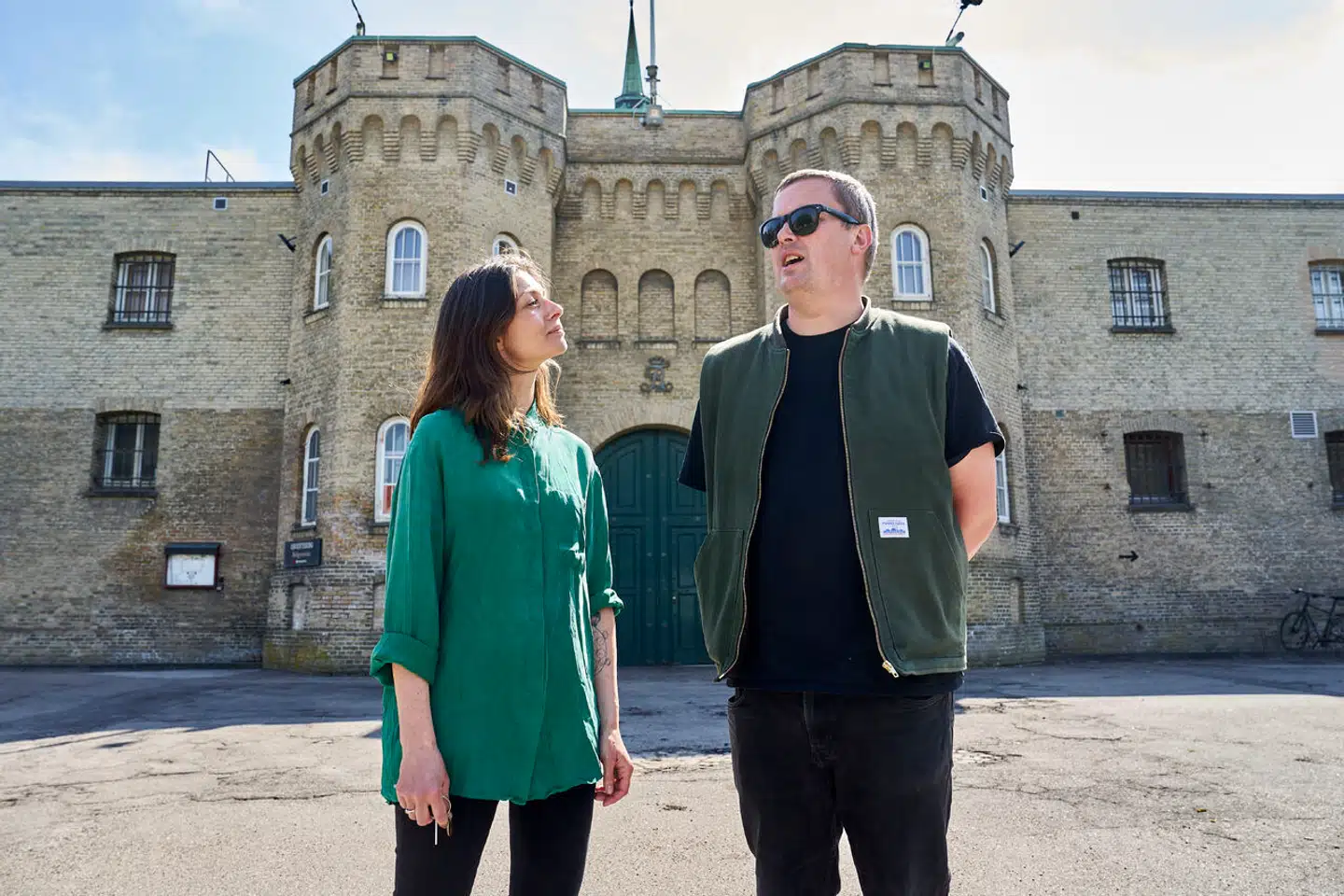 Sofia Buus-Hansen, byudvikler og ansvarlig for udviklingen af kulturinstitutionen Porten i det gamle fængsel i Vridsløselille, og Troels Kjeldgaard, leder af spillestedet Forbrændingen i Albertslund, foran fængslets grønne port, som Egon Olsen, spillet af Ove Sprogøe, gjorde berømt både i Danmark og det gamle DDR.