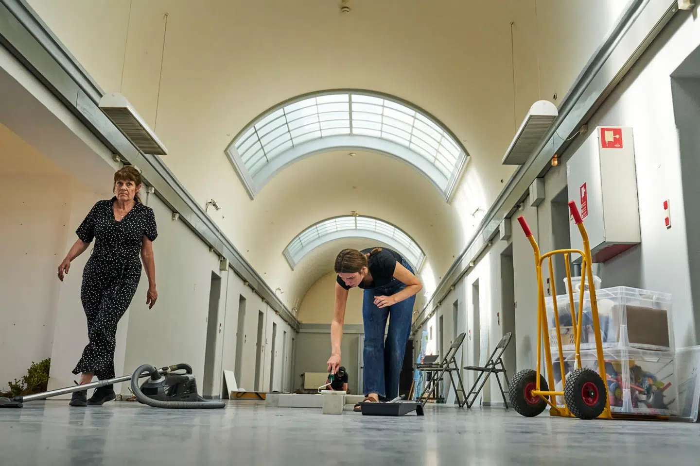 Folk fra foreningen Jordens Hus, der arbejder i krydsfeltet mellem kunst, videnskab og jordbrug, er i gang med at opsætte den anden af i alt syv udstillinger i det gamle fængsel, som kan ses frem til sommeren 2024.