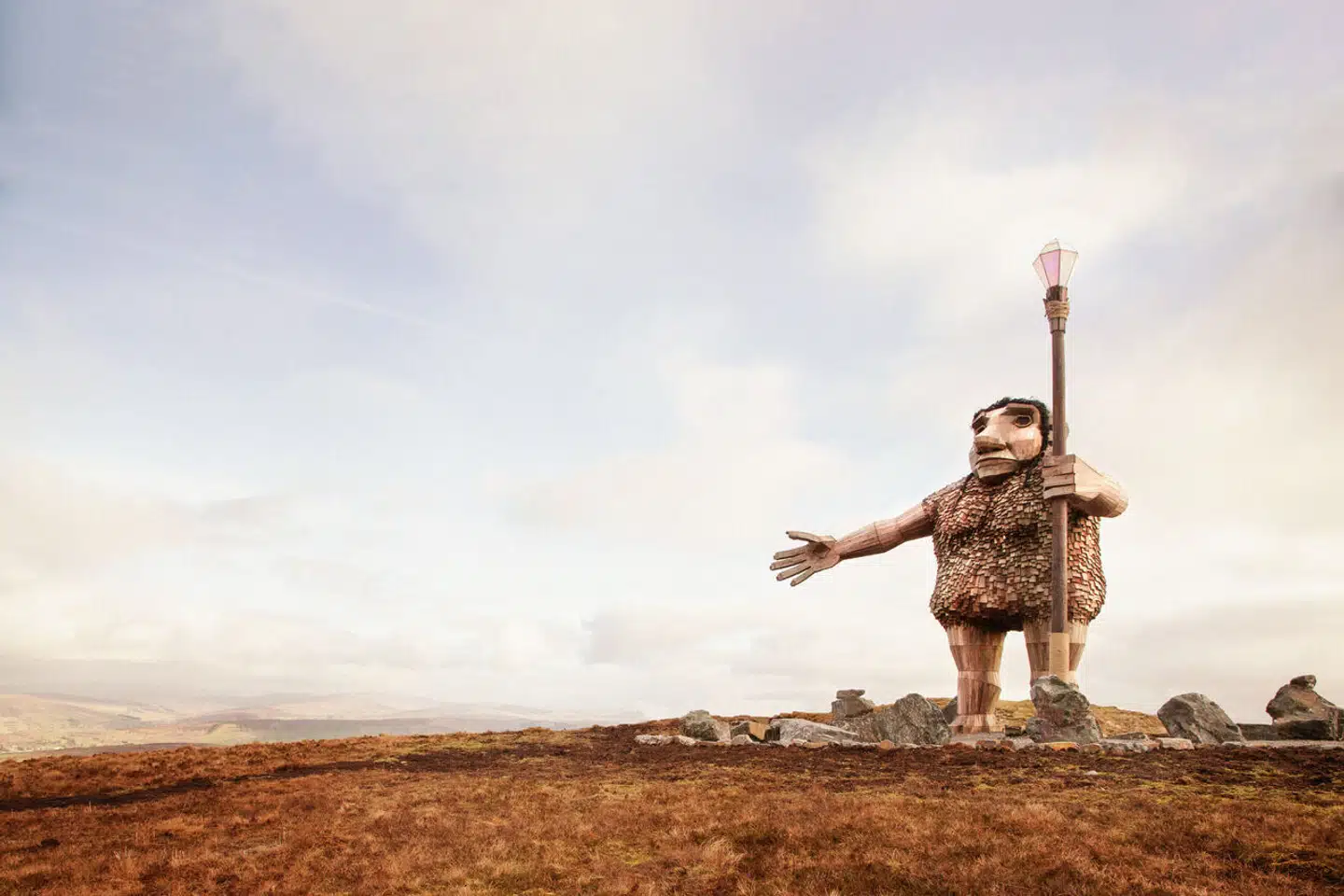 Den danske kunstner Thomas Dambo står bag The Sperrins Sculpture Trail i Nordirland, som nu er åbnet. Skulpturen på billedet hedder Darach, som betyder egetræ på irsk.