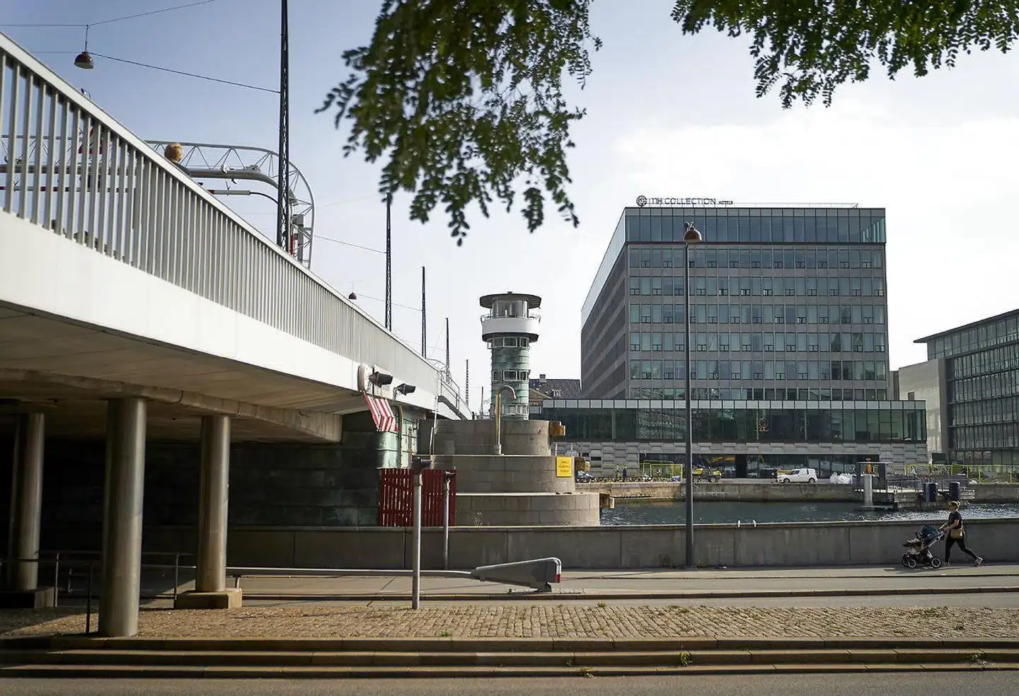 NH Collection set fra gaden med Knippelsbro i forgrunden.