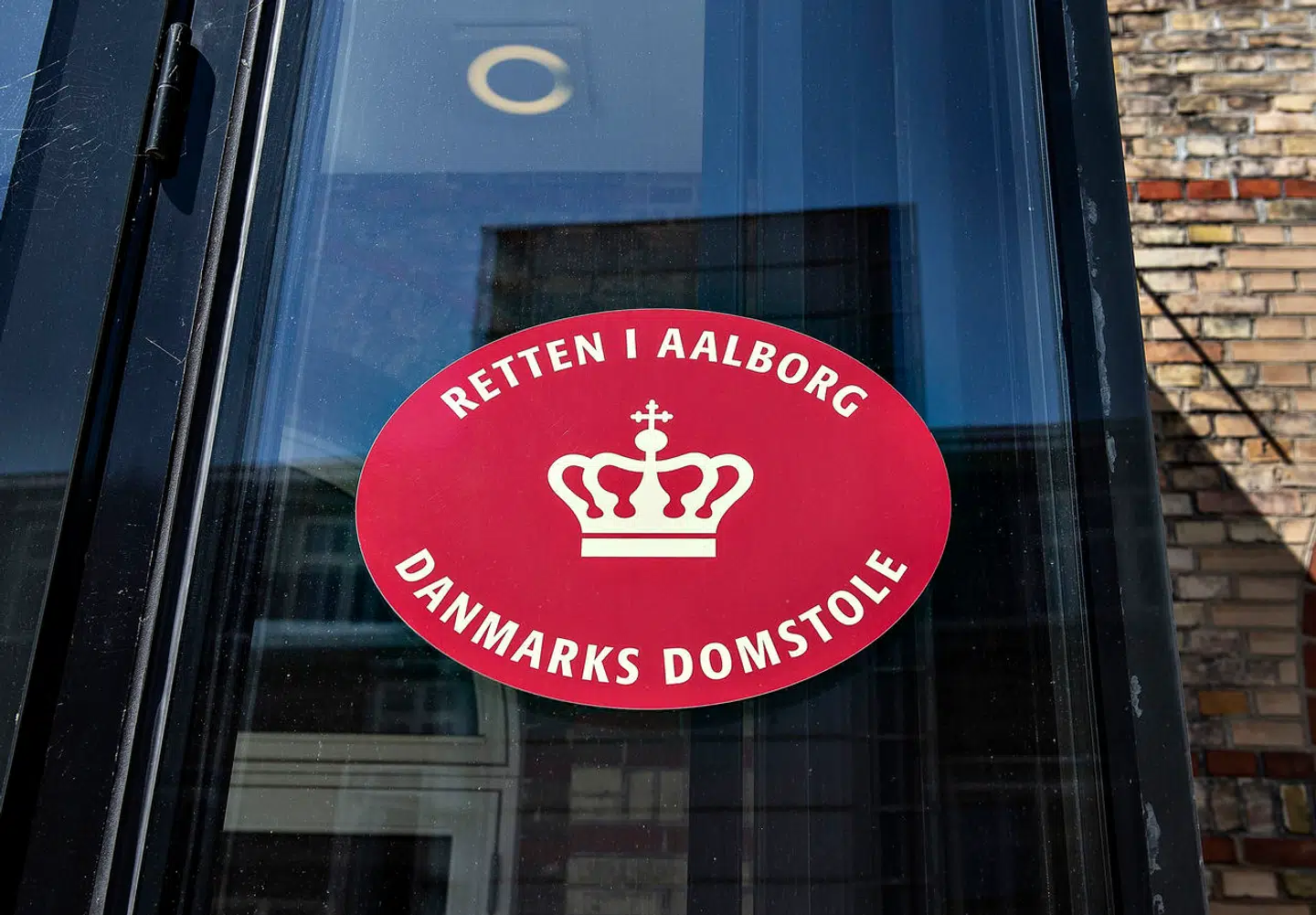 (ARKIV) Indgangen til retten i Aalborg ses her i forbindelse med afsigelsen af dom i sagen mod en tidligere Singapore-direktør i OW Bunker ved Retten i Aalborg, onsdag d. 30. maj 2018.En mand fra Aalborg er blevet tiltalt for at ville voldtage og dræbe 17 navngivne personer, oplyser Østjyllands Politi. Blandt dem var politidirektøren i Nordjyllands Politi. I et tilfælde lykkedes det for manden at gøre fysisk skade på en af personerne på listen. En kvinde på 24 år, som var hans nabo, blev en aften i januar bundet med strips, hvorefter hun blev forsøgt kvalt og voldtaget, hævdes det i det anklageskrift, som nu er udfærdiget. Tiltalen mod den 22-årige drejer sig om forsøg på drab og forsøg på voldtægt af særlig farlig karakter i de mange tilfælde. Manden nægter sig skyldig, og retten skal bruge otte dage til at afgøre sagen. Sagen mod den 22-årige mand starter 12. november i Retten i Aalborg. Der er afsat i alt otte retsdage til sagen. Det skriver Ritzau, fredag den 24. august 2018.. (Foto: Henning Bagger/Ritzau Scanpix)