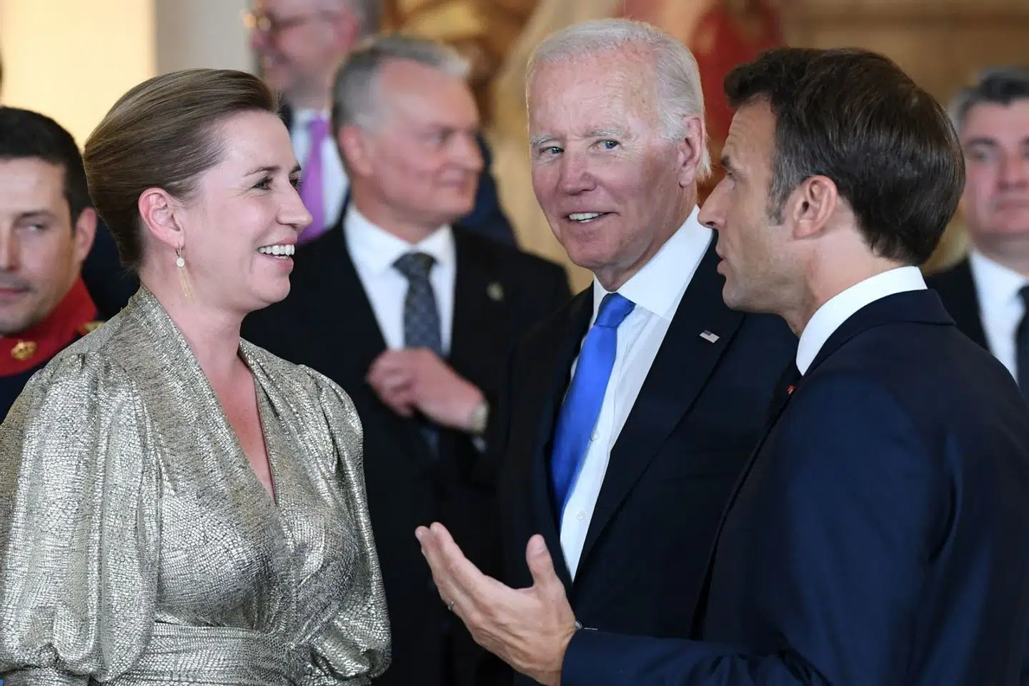 Statsminister Mette Frederiksen har mødt USAs præsident Joe Biden før. Men nu bliver det til samtaler i Det Hvide Hus. Her ses hun sammen med Biden og Frankrigs præsident, Emmanuel Macron, under en reception i Spanien ved det sidste NATO-topmøde. Arkivfoto: Bertrand Guay/AP/Ritzau Scanpix