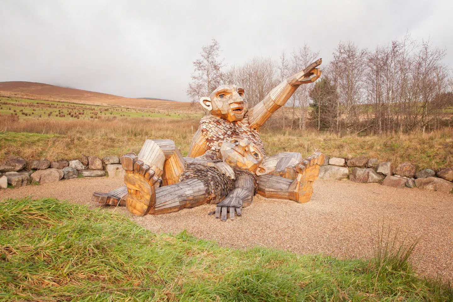 Nowanois hedder disse to kæmper. Det er en kombination af det engelske ord »now« og det irske ord »anois«, som begge betyder »nu«.