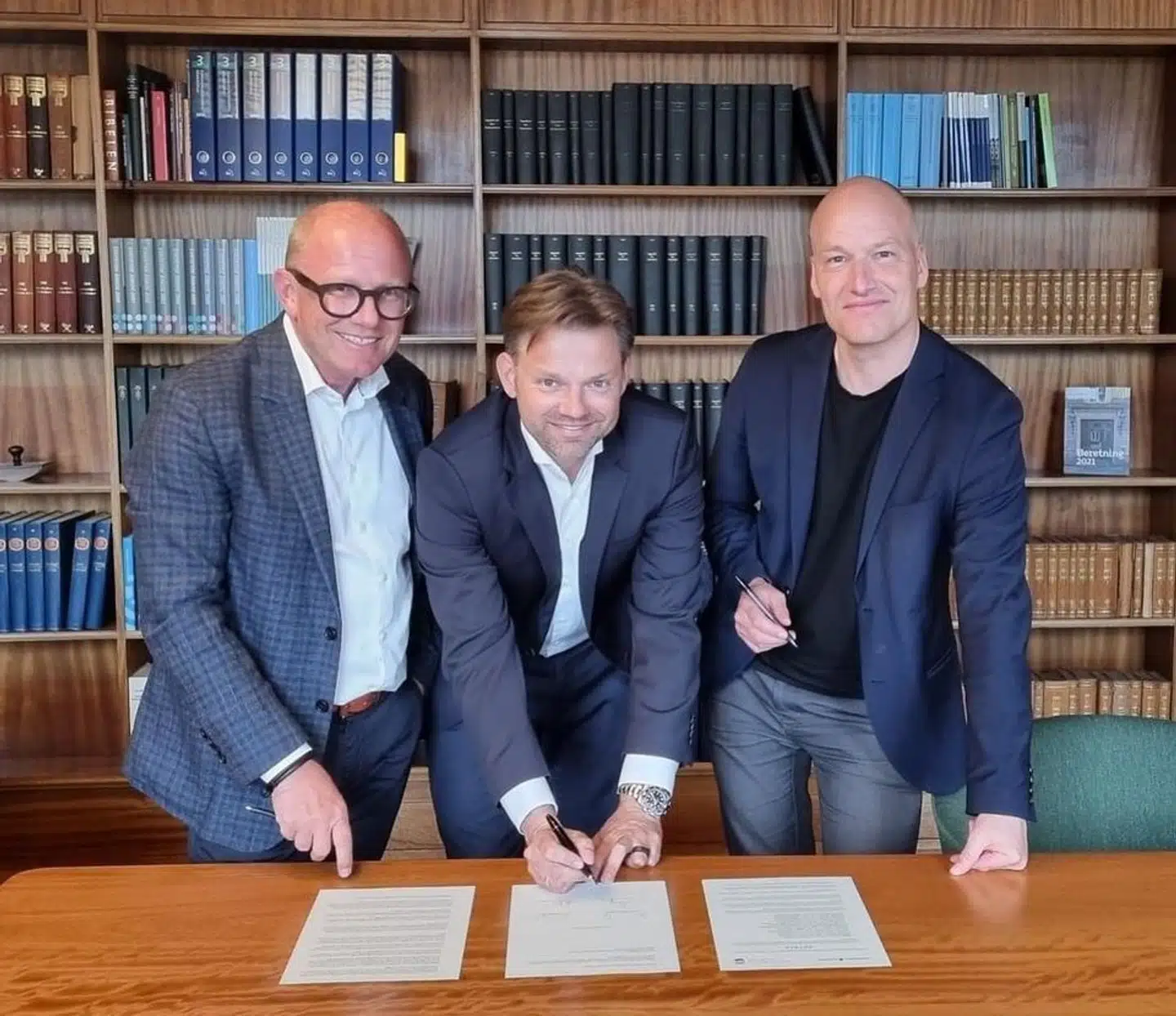 Her underskriver den socialdemokratiske borgmester på Frederiksberg, Michael Vindfeldt (i midten), en aftale med Frederiksberg Boligfond, der betyder, at »fonden og dens lejere går en tryg og stabil fremtid i møde«. På billedet ses formand for Frederiksberg Boligfond, Flemming Brank (til venstre), og næstformanden, Pelle Dragsted fra Enhedslisten (til højre).