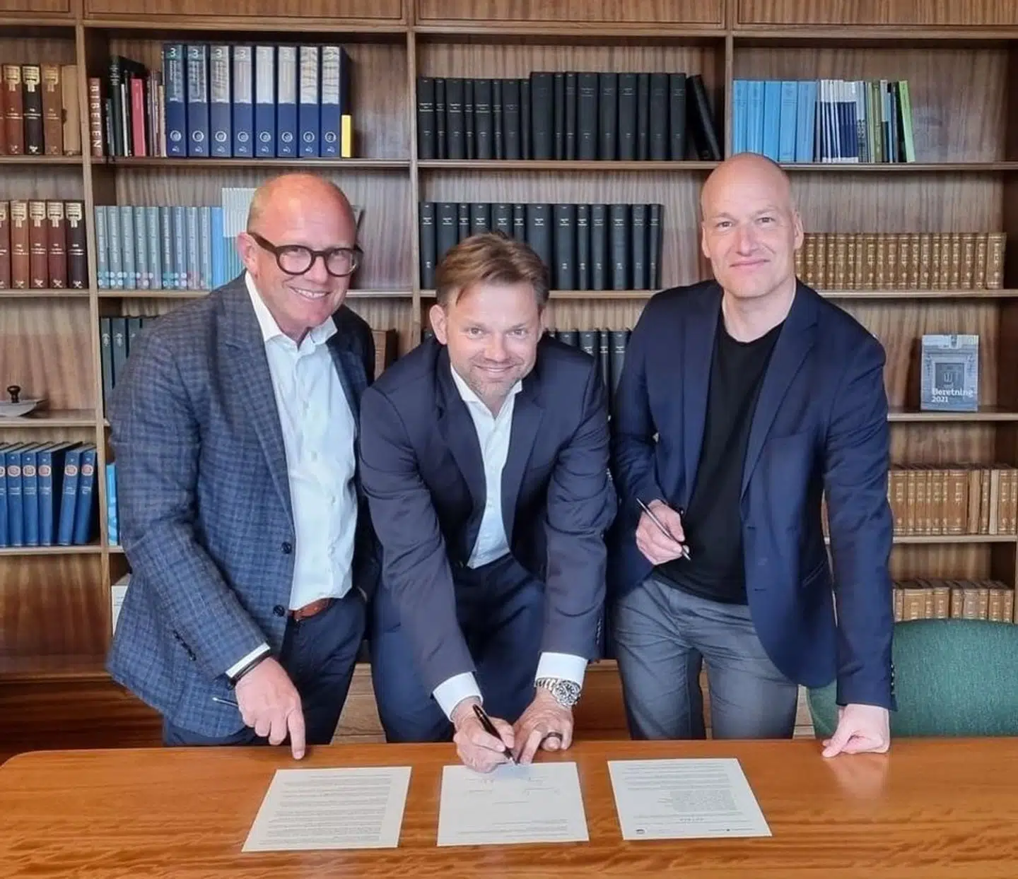 Her underskriver den socialdemokratiske borgmester på Frederiksberg, Michael Vindfeldt (i midten), en aftale med Frederiksberg Boligfond, der betyder, at »fonden og dens lejere går en tryg og stabil fremtid i møde«. På billedet ses formand for Frederiksberg Boligfond, Flemming Brank (til venstre), og næstformanden, Pelle Dragsted fra Enhedslisten (til højre).