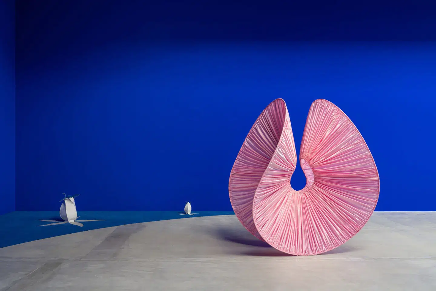 »Spheric Pink«s form er inspireret af den russiske konstruktivistiske kunstner Naum Gabos skulptur »Spheric Theme«. Og hvilken sanselig viderebearbejdning. Eva Steen Christensen har blødt Gabos hårde bronze op ved at iklæde den fed, pink satin. 2019.