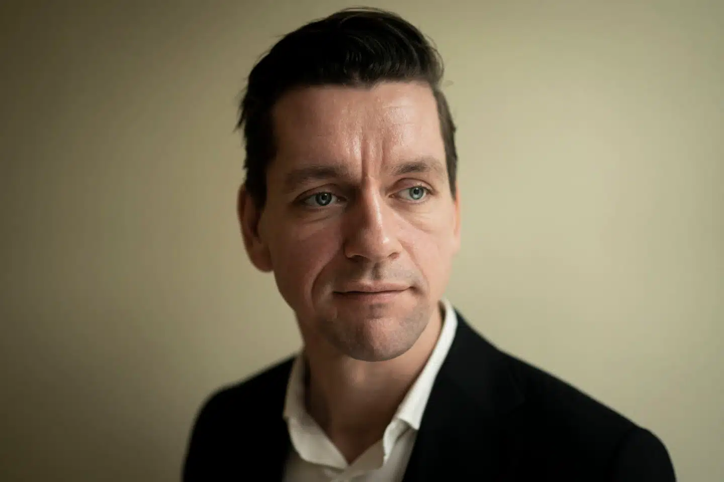 »Det er jo et umenneskeligt valg at give et lille barn: Du kan få sikkerhed og lægehjælp. Men så må du undvære din mor. Ikke desto mindre er det, hvad myndighederne og regeringen har stillet drengen over for, selvom Sundhedsstyrelsen har anbefalet at bringe både barn og mor til Danmark,« skriver Tom Jensen i denne leder. Billede af udlændinge- og integrationsminister Kaare Dybvad Bek.