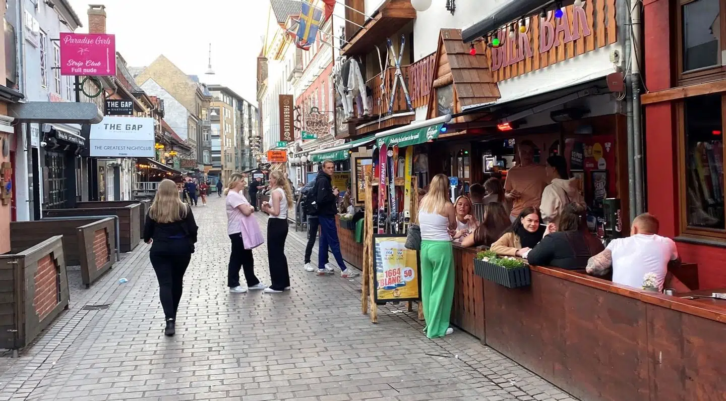 Politiet mener at kunne bevise, at manden selv har brugt de lidt over 107.000 kroner, der blev hævet fra mandens dankort en novembernat i 2019 på flere natklubber i Aalborgs festgade, Jomfru Ane Gade (arkivfoto).