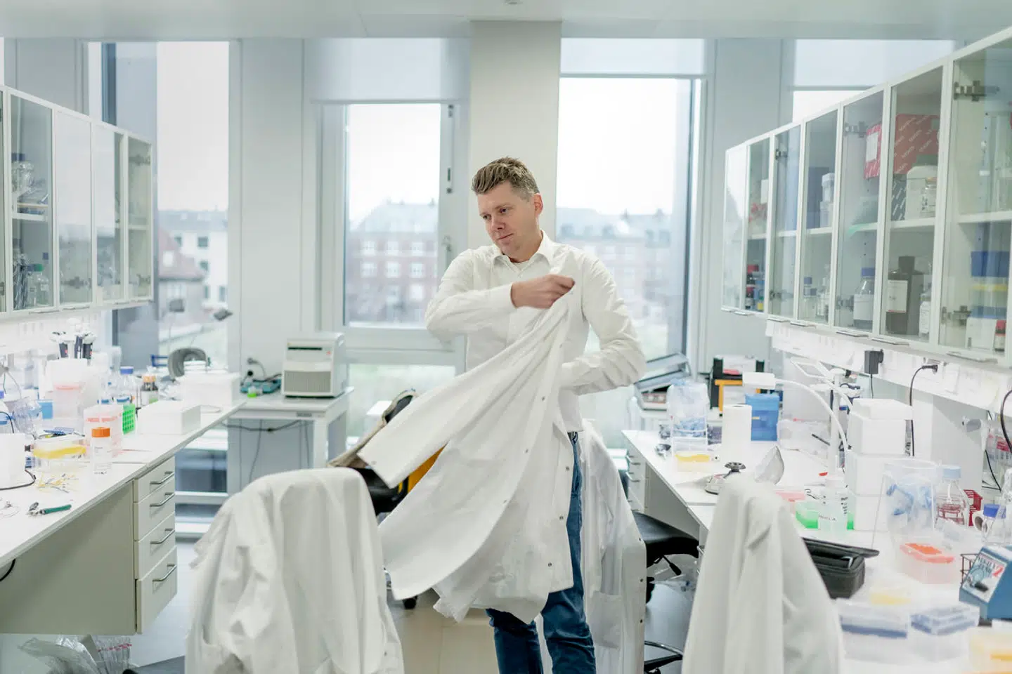 Forskere ved Københavns Universitet finder store forskelle i mænd og kvinders aldring. Morten Scheibye-Knudsen er en af forskerne bag undersøgelsen, og han er en af de forskere i Danmark, der ved mest om, hvilke forhold der påvirker aldring.