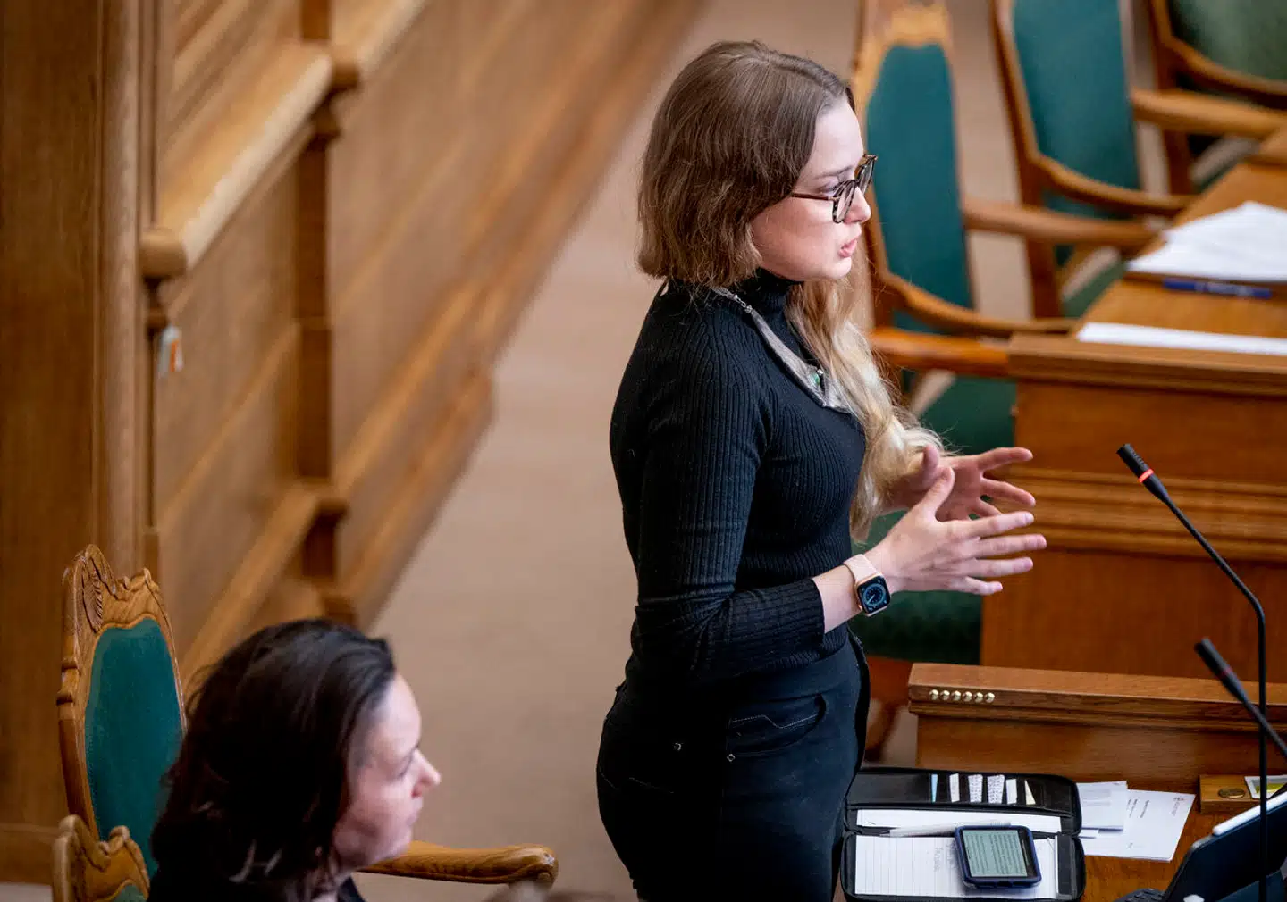 Aki-Matilda Høegh-Dam fra partiet Siumut havde sidste fredag et mindre sammenstød med Karsten Hønge. Nu viser det sig, at det ikke er første gang, det er sket.