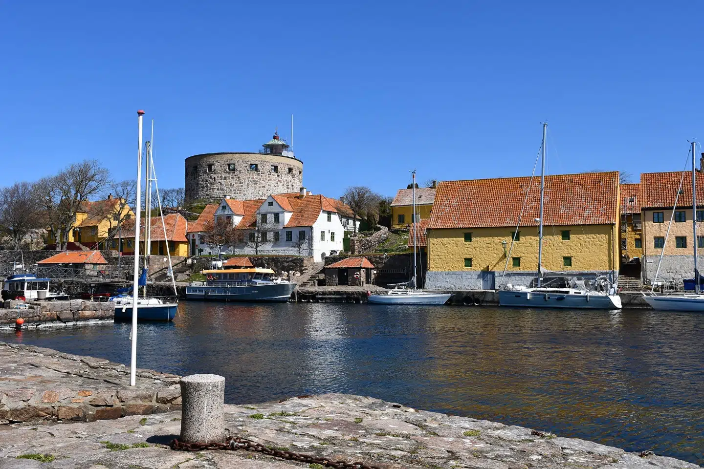 Her, på den stille Christiansø, stod sejlbåden »Andromeda« ind i september sidste år, ifølge den tyske efterforskning af Nord Stream-sabotagen. Den er fortsat det varmeste spor i efterforskningen.