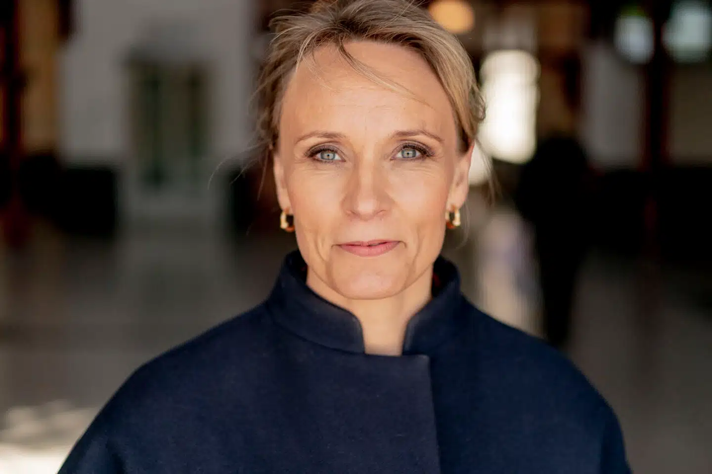 Tivolis direktør, Susanne Mørch Koch, mener, københavnerne skal hanke op i sig selv og rydde op efter sig. Her er hun på Østerport, som er et af hendes yndlingssteder i byen.